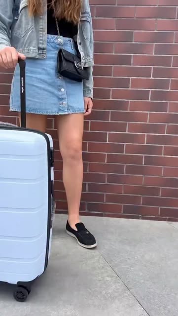 Дівчина з блакитною валізою Flybag
